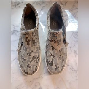 👟 CLARKS Collection | Slip-on Sneakers | Layton Step | Olive Camo | 9W